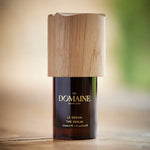 Application du Sérum Essentiel sur le contour des yeux, texture légère et sans parfum.