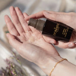 Sérum revitalisant utilisé sur le cou et le décolleté pour un effet tonifiant immédiat.